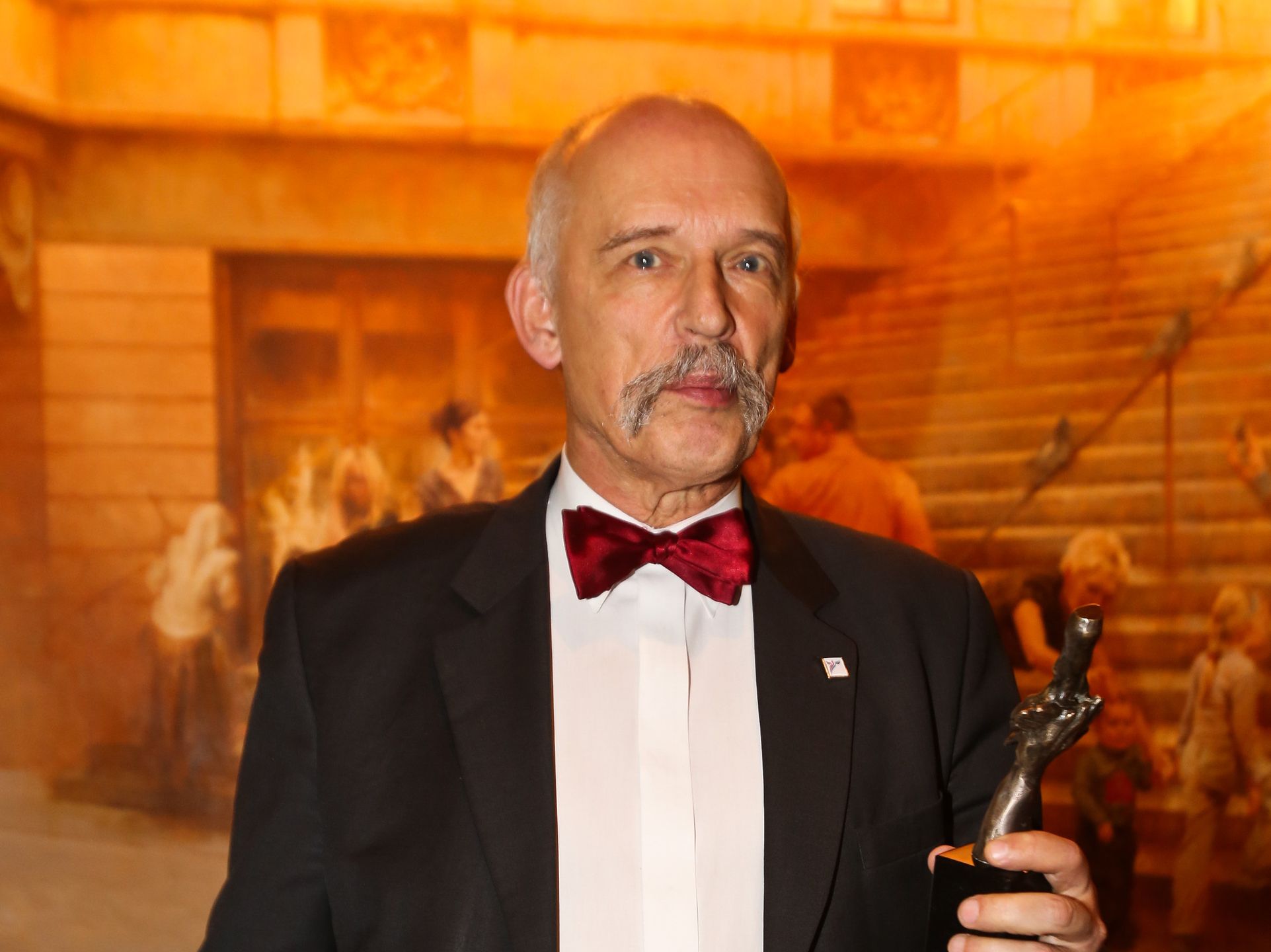 Janusz Korwin-Mikke pokazał wnętrza swojego domu w Otwocku
