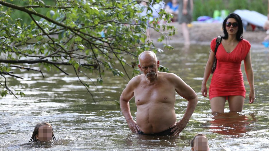 Polityk jest bardzo dobrym pływakiem. Nad rzekę przyjechał z rodziną