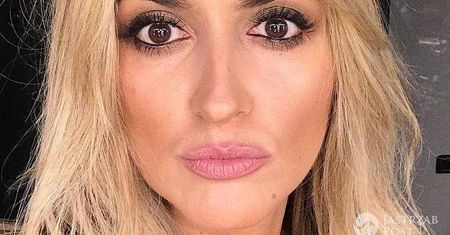 Karolina Szostak w seksownej halce oddała się w ręce przystojnych mężczyzn! Co za widok!
