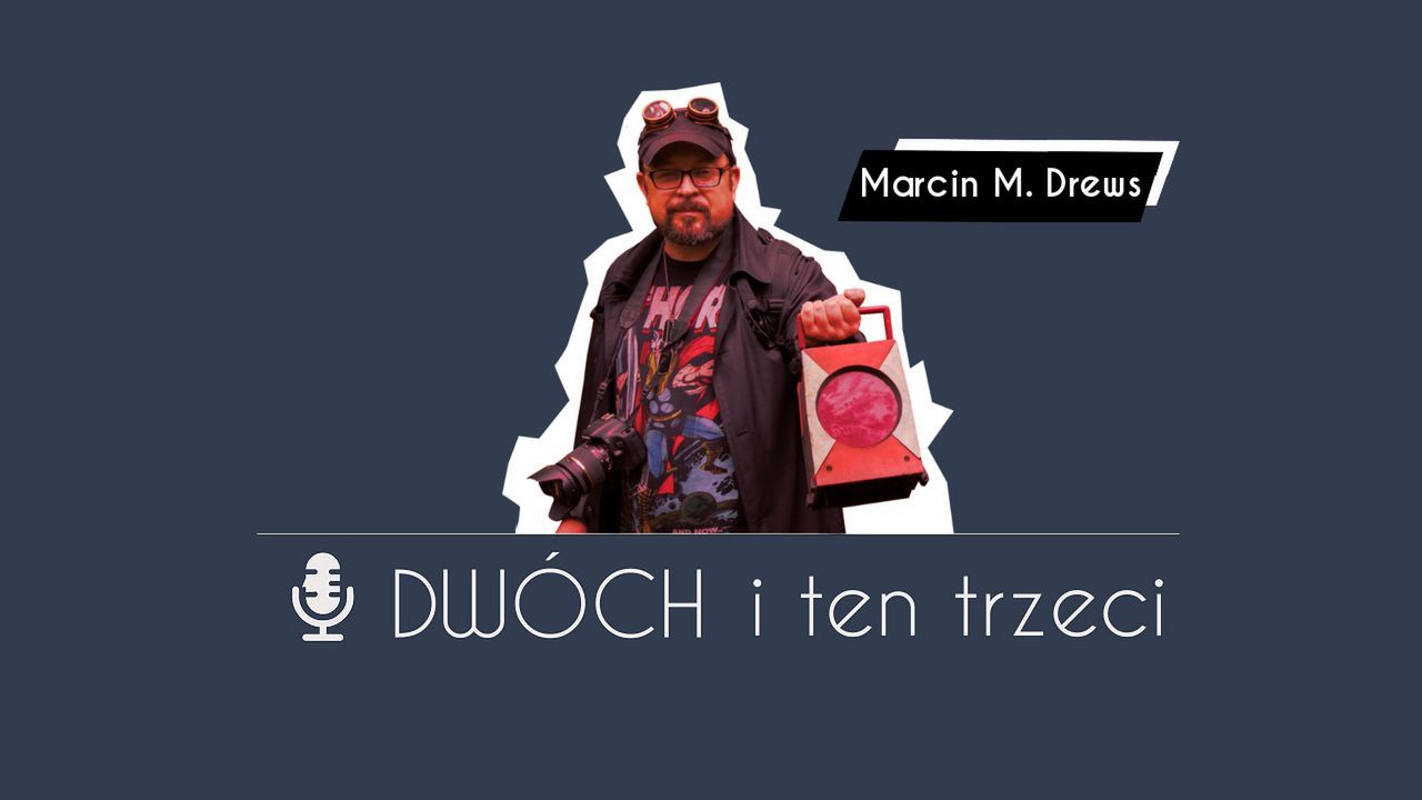 Dwóch i Ten Trzeci - Marcin M. Drews. O największych targach gier, o których nie słyszeliście, dorastaniu z Adrianem Chmielarzem, growej pracy licencjackiej, Łowcach Przygód i fekaliach