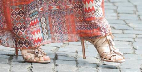 Kinga Rusin w etnicznych wzorach - buty