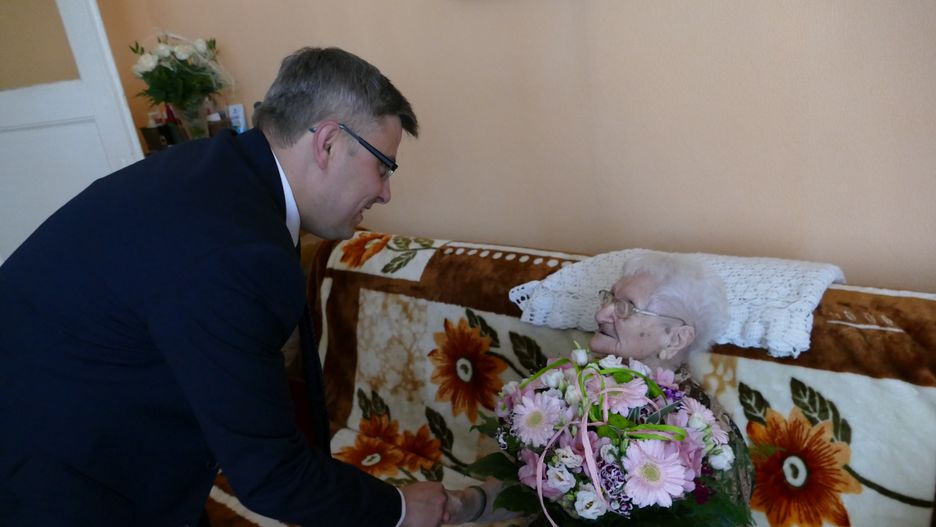 Wojewoda śląski Jarosław Wieczorek składa życzenia najdłużej żyjącej Polce Tekli Juniewicz