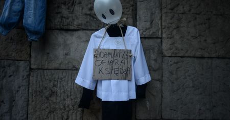 "Stop pedofilom w sutannach". Na moście Gdańskim zawisły kukły ministrantów