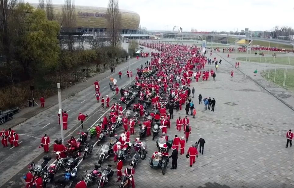 Mikołaje na motocyklach przejechali przez Trójmiasto. Grudniowa tradycja robi wrażenie