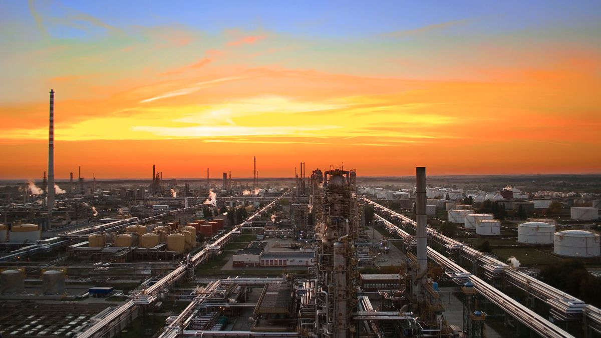 Polskie rafinerie musiały przestawić się na strategiczne zapasy ropy naftowej.