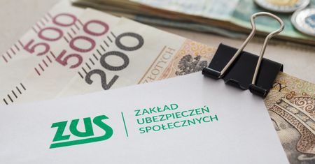 Limity dorabiania na emeryturze i rencie lecą w dół. Seniorzy powinni uważać