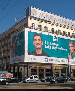 Spór o reklamę w centrum stolicy. "Czy nielegalna reklama z Dawidem Podsiadło jest nielegalna"?