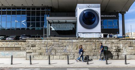 Ogromna pralka stanęła przed Dworcem Centralnym. "Kolejna antyreklama w stolicy"