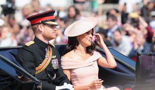 Meghan i Harry szeptali do siebie na balkonie podczas urodzin królowej Elżbiety. Wiemy, o czym