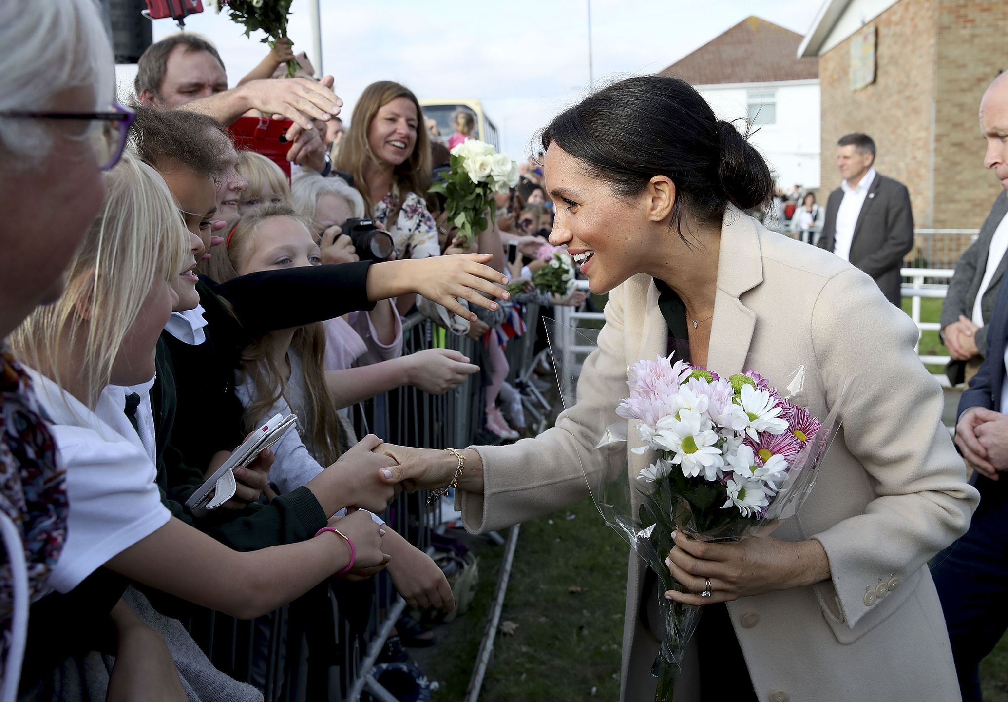Meghan Markle witana przez tłum 