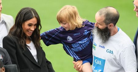 Chłopiec pociągnął Meghan Markle za włosy. Reakcja księżnej była bezcenna