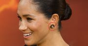 Meghan Markle poprawiła kolczyki. Dostała je w prezencie od księcia Harry'ego