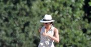 Meghan Markle założyła sandały. Producent zarabia krocie