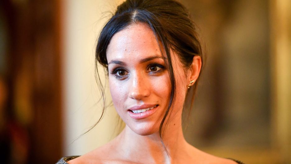 Meghan Markle chats with people inside the Drawing Room during a visit to Cardiff Castle. PRESS ASSOCIATION Photo. Picture date: Thursday January 18, 2018. See PA story ROYAL Harry. Photo credit should read: Ben Birchall/PA Wire