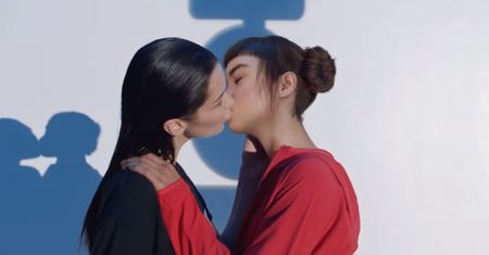 Calvin Klein przeprasza za reklamę z Bellą Hadid