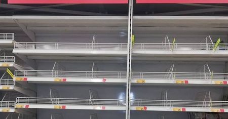 Pogrom w sklepach przed Sylwestrem. Zablokowane alejki, puste półki, "istny armagedon"