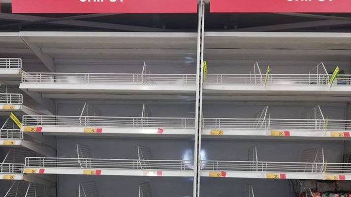 Puste półki, gigantyczne kolejki - tak wyglądają sklepy przed Sylwestrem