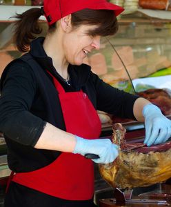 Tradycyjna lada sklepowa w Biedronce. Sieć odświeża swój stary pomysł