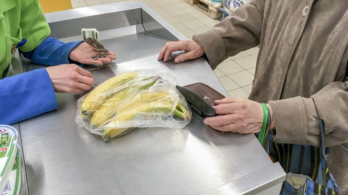 Niemal połowa Polaków sądzi, że polska gospodarka zmierza w złą stronę.