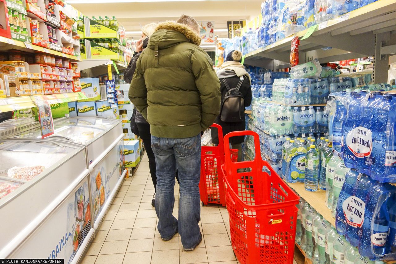 Chodził po sklepie z atrapą ręki. Jego prawdziwa dłoń sięgała po drogie produkty. Pomysłowość złodziejów nie zna granic