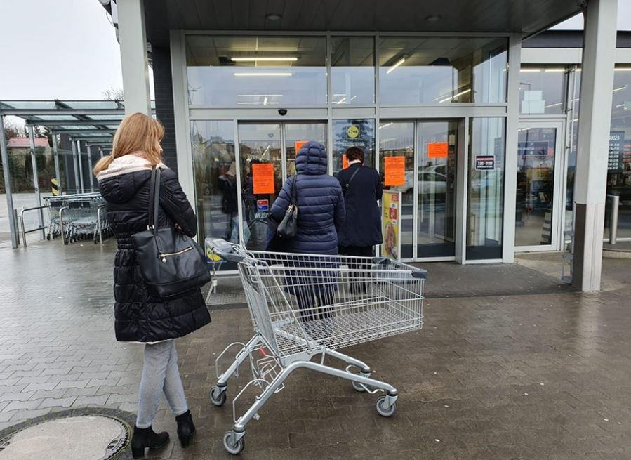 Do sklepu po 50 osób, co najmniej metrowe odległości. Sieci wprowadzają nowe zasady robienia zakupów