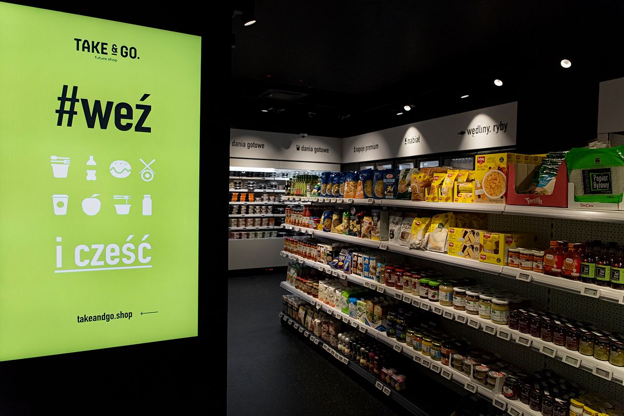 Take&Go. Pierwsi klienci robią zakupy w sklepie bez kas i obsługi