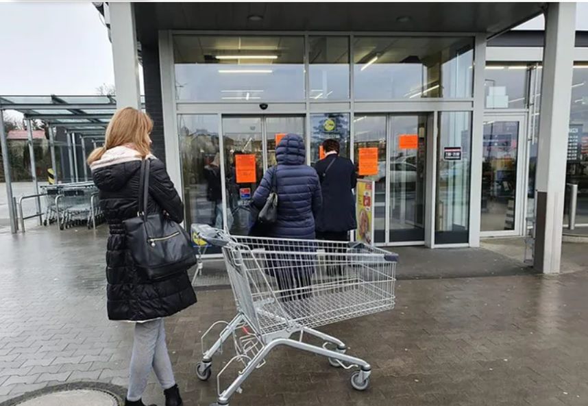 Polacy kreślą scenariusze na najbliższą przyszłość. Droższe jedzenie, bankructwo firm i niższe pensje