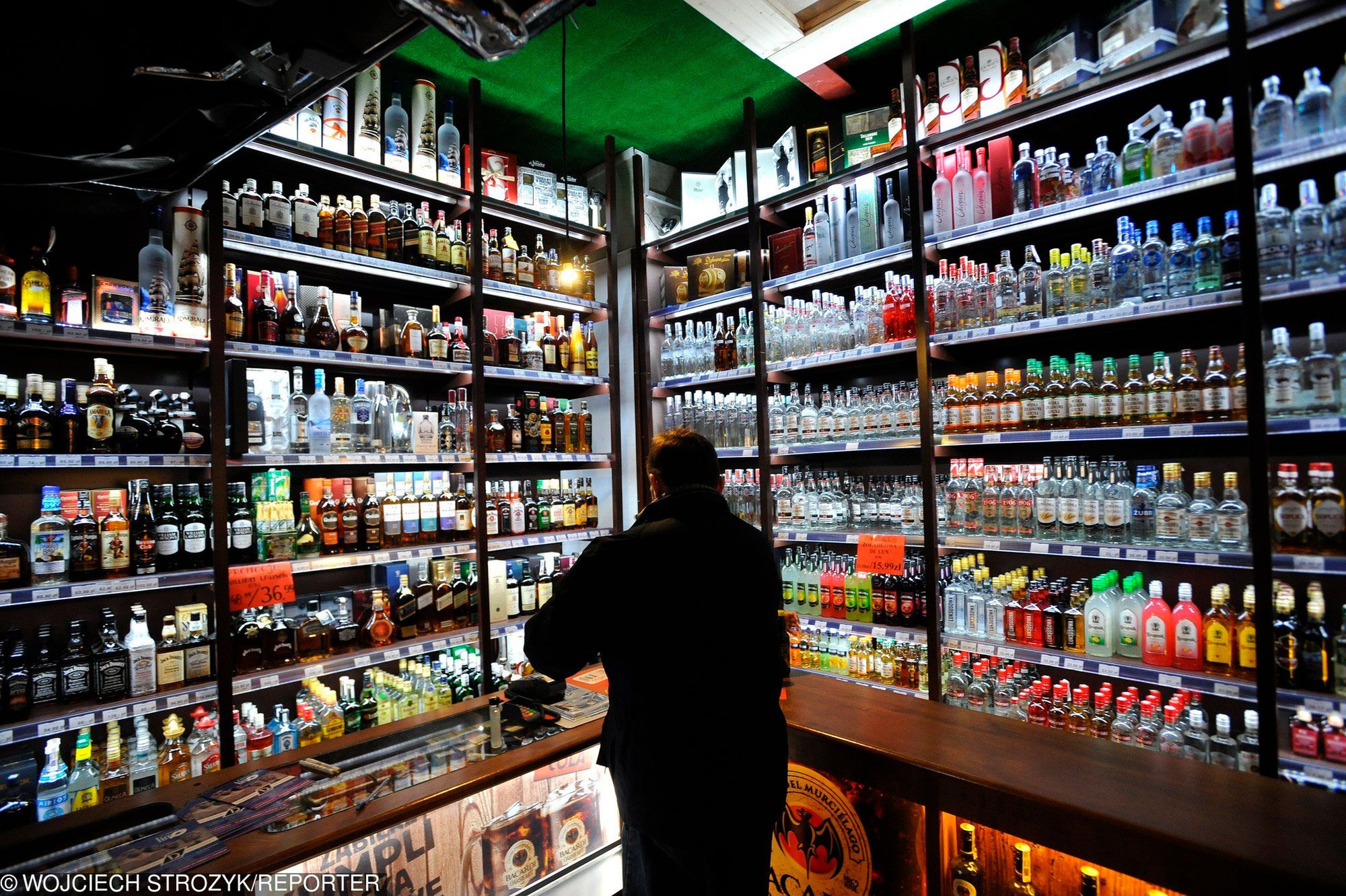 Sieci handlowe najczęściej promują wódkę spośród wszystkich alkoholi mocnych.