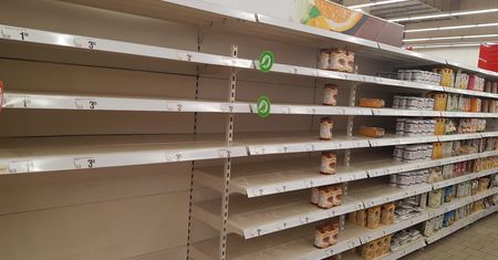 Koronawirus. Polacy wykupują środki dezynfekcyjne, ale puste półki w marketach to ciągle rzadkość