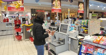 Kasy samoobsługowe jeszcze w tym roku w co trzeciej Biedronce. Tak sieć chce skrócić kolejki