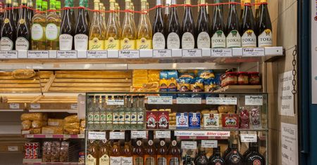 Rząd chce nałożyć opłatę na alkohole w małych butelkach. Producenci win protestują
