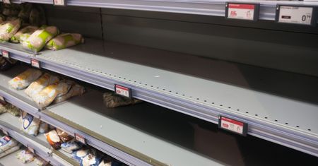 Brytyjski sklepy reglamentują najbardziej rozchwytywane produkty, np. ryż i konserwy