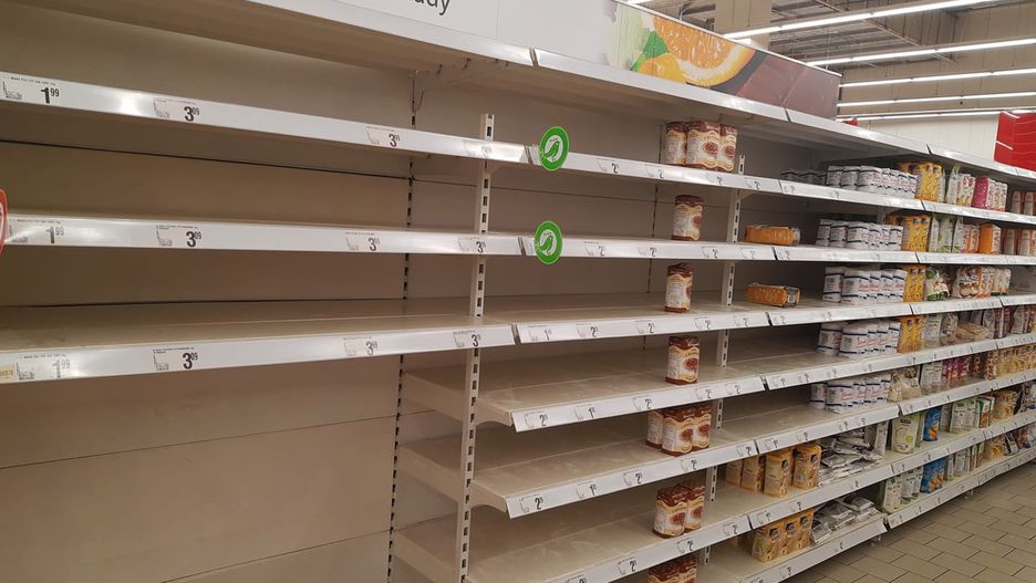 Puste półki w warszawskim supermarkecie. Poza stolicą podobnych sytuacji jest mniej