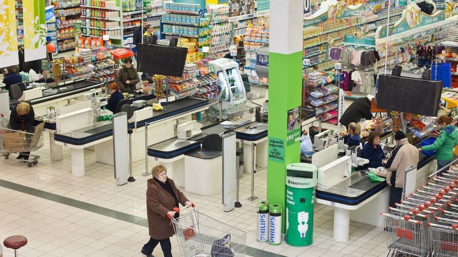 Otyłość powodowana przez sklepy? Organizacje prozdrowotne chcą zmiany układu półek z przekąskami