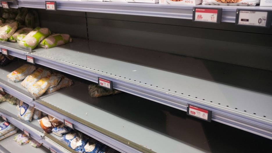 Europejczycy magazynują zapasy żywnościowe. na zdjęciu - puste półki w sklepie na Litwie 