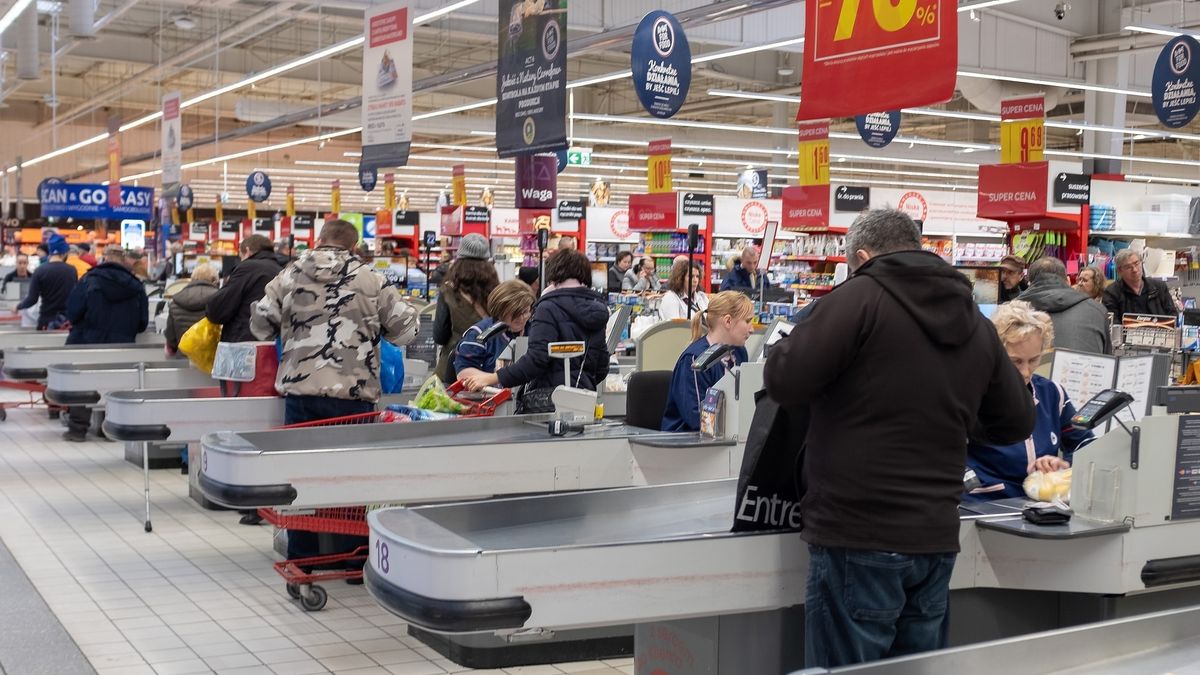 Wszystkich Świętych. Czy w długi weekend sklepy będą otwarte?