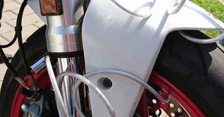Zastał stalową linkę na kole motocykla. Wszystko przez nadgorliwego ochroniarza