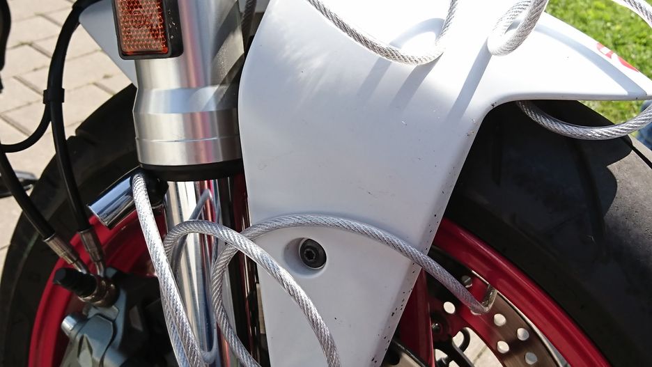 Stalowa linka na kole motocykla