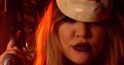 Khloe Kardashian nałożyła przerażającą maskę i straszy Kim bronią [wideo]