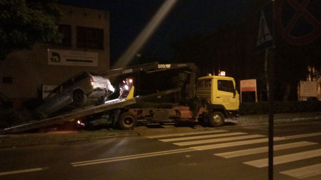 23-latek pod wpływem narkotyków wjechał w klomb zieleni