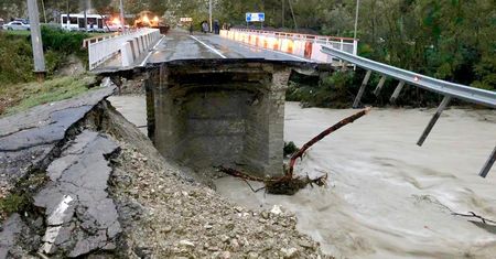 Rosja: Cyklon zabił dwie osoby. Są liczne podtopienia. Soczi odcięte od świata