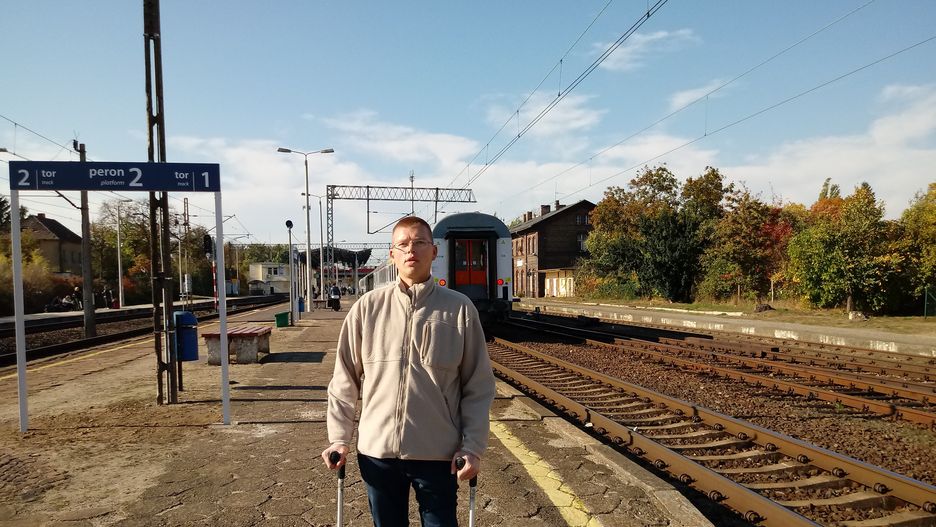 Pan Przemek jest po dwóch operacjach kręgosłupa. Porusza się o kulach, często korzysta też z wózka inwalidzkiego.
