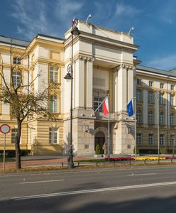 Piesza potrącona przed KPRM. Z urazem głowy trafiła do szpitala