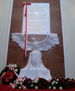 W KPRM odsłonili nowe tablice smoleńskie. Naprawili błąd