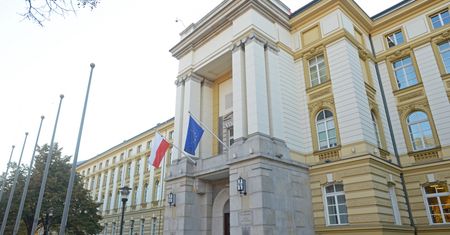 Administracja rządowa kupuje nowe samochody. Niektóre mają mieć aż 340 koni mechanicznych