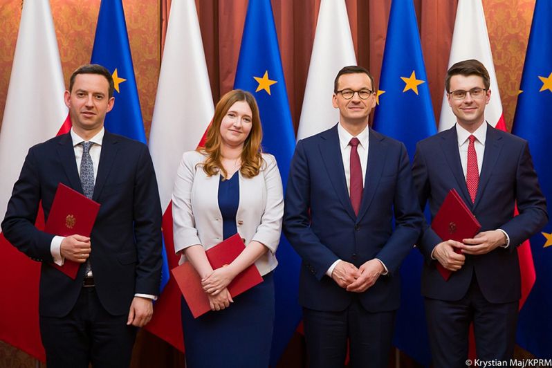 Premier Mateusz Morawiecki i nowi wiceministrowie.