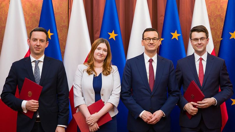 Premier Mateusz Morawiecki i nowi wiceministrowie.