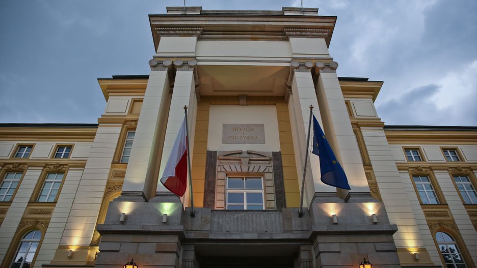 Kancelaria Prezesa Rady Ministrów czy Sejmu to dobre miejsca pracy 