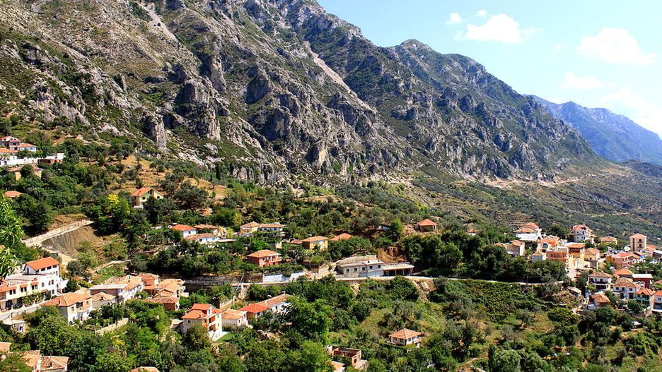 Kruja widziana z zamku na wzniesieniu