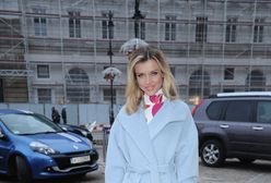 Joanna Krupa w za dużym płaszczu na imprezie charytatywnej